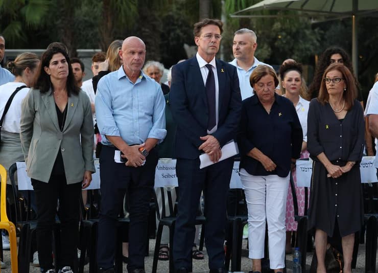 ראשי הוועד האולימפי, סייברט ונציגי המשפחות (צילום: שאול גולן) טקס לזכר חללי מינכן
