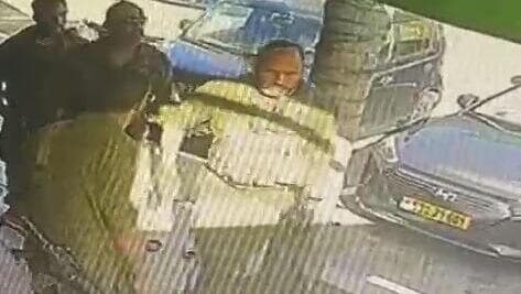 תיעוד: חייל צה"ל נותן אגרוף לעובד באלונית בכפר עזה ששמע מוזיקה בערבית