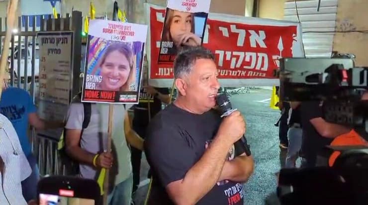 האלימות נגד אלי אלבג רק ממחישה את עוצמת הנזק לחברה מגלי שנאה וטינה (צילום: דוברות מטה משפחות החטופים) אלי אלבג בהפגניה בנתניה מול הרמת הכוסית של חברי הליכוד