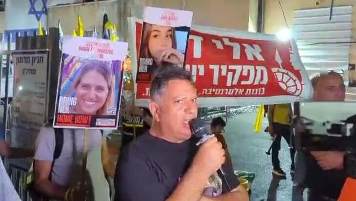 אלי אלבג בהפגניה בנתניה מול הרמת הכוסית של חברי הליכוד