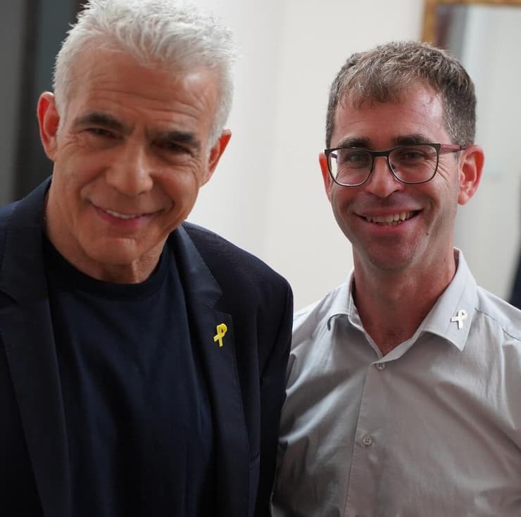 יזהר כרמון, מייסד ומנכ"ל המרכזים לצדק חברתי עם יו"ר האופוזיציה יאיר לפיד. 