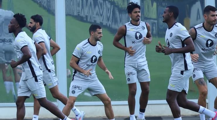 שחקני מכבי תל אביב באימון (אופיר מגדל) שחקני מכבי תל אביב באימון