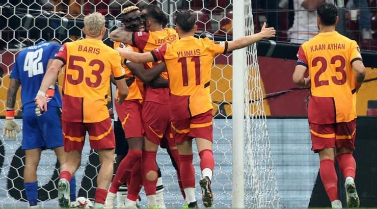 שחקני גלאטסראיי חוגגים את היתרון