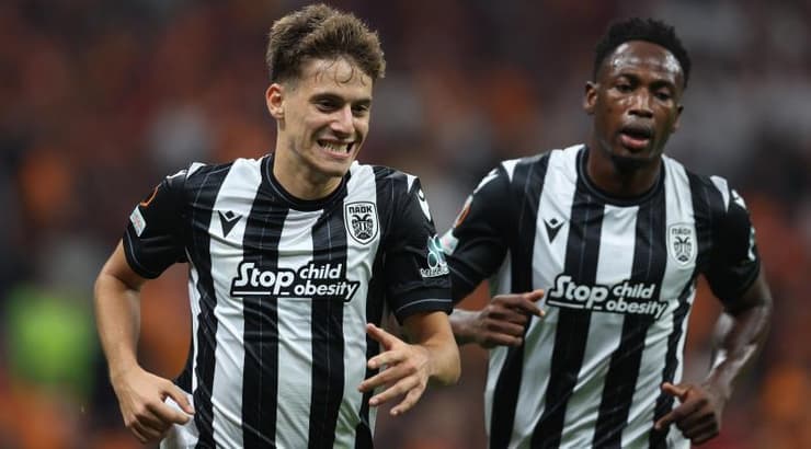 יאניס קונסטנטליאס מאושר