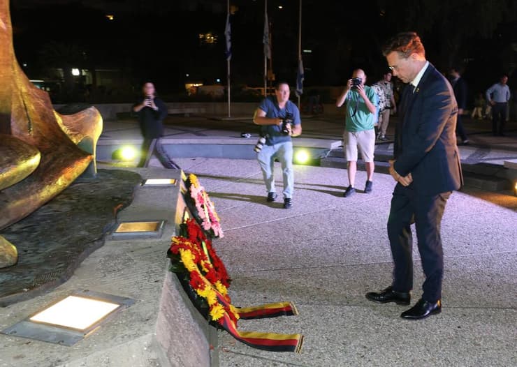סייברט מניח את הזר לזכר חללי מינכן (צילום: שאול גולן) טקס לזכר חללי מינכן