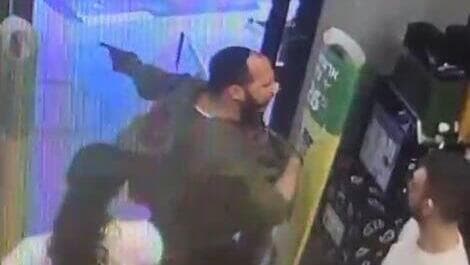 תיעוד: חייל צה"ל נותן אגרוף לעובד באלונית בכפר עזה ששמע מוזיקה בערבית