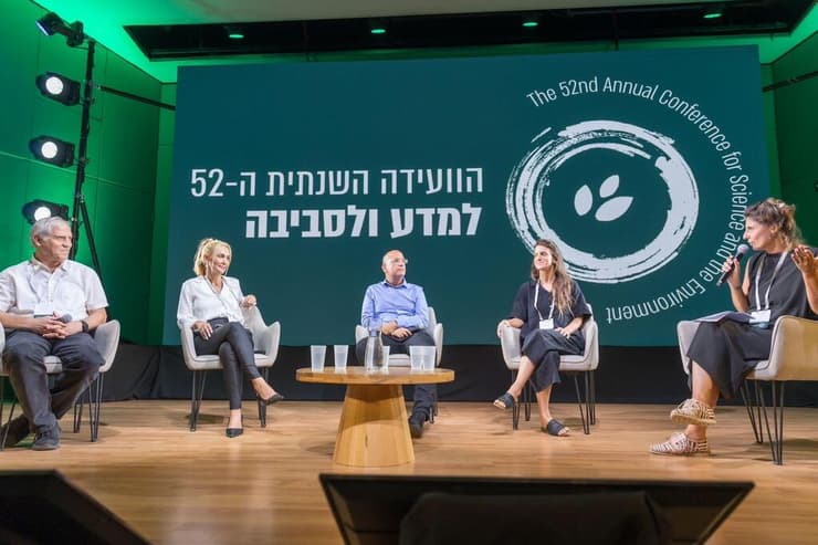 פאנל בנושא אנרגיה, חום וחדשנות – פתרונות מקומיים והנגשת מדע למקבלי החלטות. בהנחיית יעל אילמר גירון, מנכ"לית אקלימא. בהשתתפות: רונית איבגי, מנהלת קיימות עירונית בעיריית באר שבע; ליאור גוטסמן פישר, מנהלת פרויקטים באגף אקלים וקיימות בקק"ל; פרופ' אבי דומב, מדען ראשי, משרד המדע; ד"ר עמיר גבעתי, מנהל השירות המטאורולוגי הישראלי (צילום: דניאל כהן) פאנל בנושא אנרגיה, חום וחדשנות – פתרונות מקומיים והנגשת מדע למקבלי החלטות. בהנחיית יעל אילמר גירון, מנכ"לית אקלימא. בהשתתפות: רונית איבגי, מנהלת קיימות עירונית בעיריית באר שבע; ליאור גוטסמן פישר, מנהלת פרויקטים באגף אקלים וקיימות בקק"ל; פרופ' אבי דומב, מדען ראשי, משרד המדע; ד"ר עמיר גבעתי, מנהל השירות המטאורולוגי הישראלי