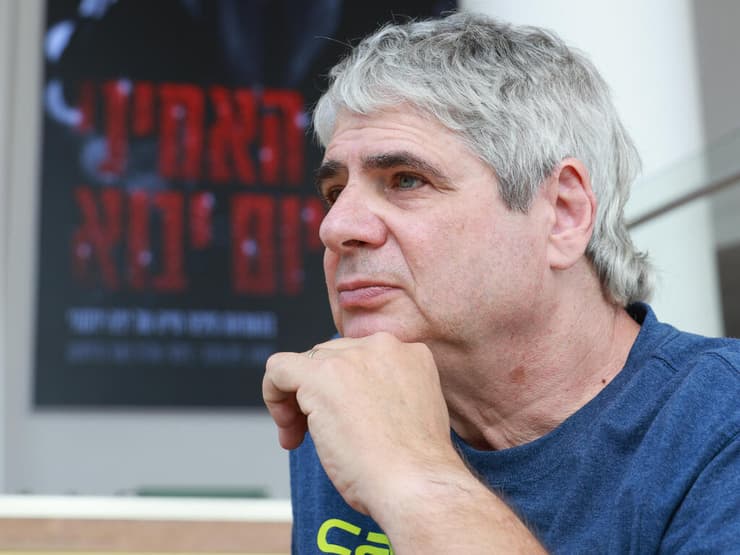 ''גיליתי את הסיפור של הראיון בגלי צה''ל והבנתי שאני רוצה לכתוב את המחזה הזה'' (צילום: אביגיל עוזי) גיא מרוז