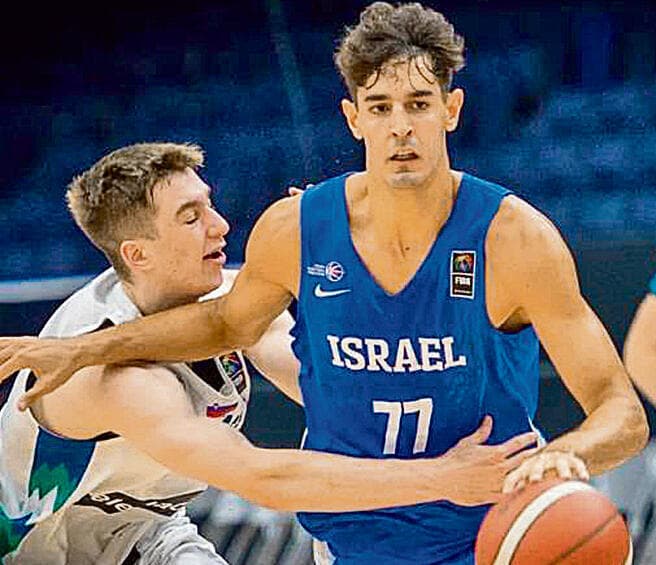 “כאילו שאתה משחק על ענן, הכל זורם". באליפות אירופה, עם נבחרת הנוער | צילום: מוטי קמחי yk14092339
