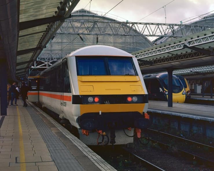 תחנת הרכבת מנצ'סטר פיקדילי ב בריטניה ארכיון