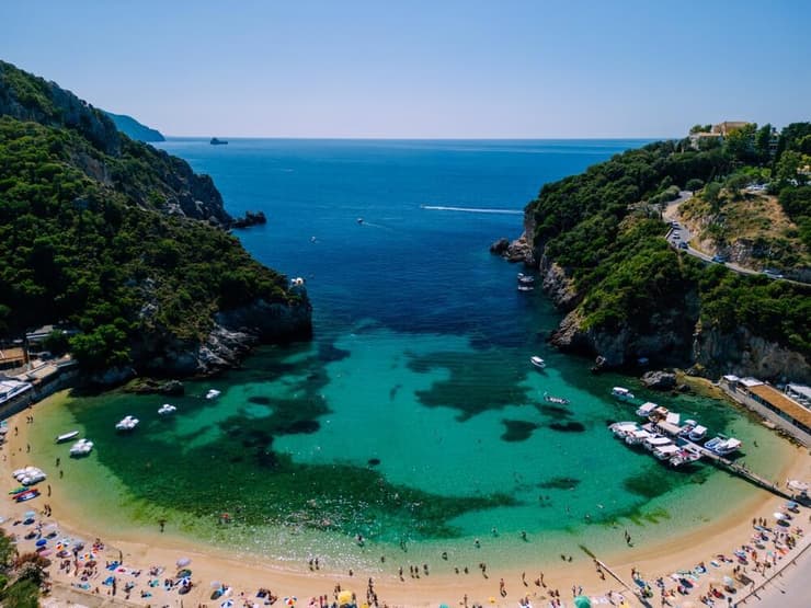 מפרץ פלאיו קסטריצה ממעוף הרחפן (צילום: shutterstock) מפרץ פלאיו קסטריצה ממעוף הרחפן