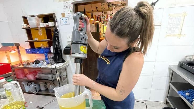 זיו גולדצוייג במסעדת צ'יוויטו בעיר התחתית