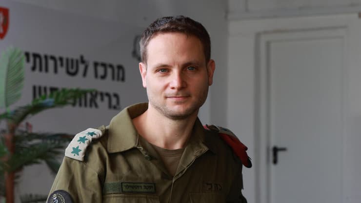 ד"ר יעקב רוטשילד, ראש מחלקת בריאות הנפש בצה"ל, בבסיס תל השומר