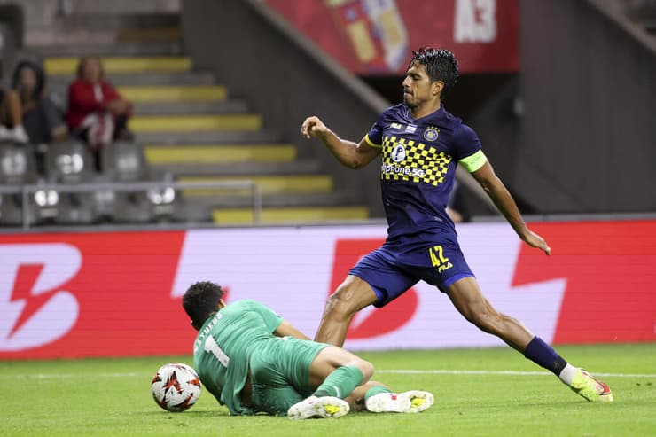 שחקן מכבי ת"א דור פרץ מוכשר ברחבה על ידי שוער בראגה מתאוש