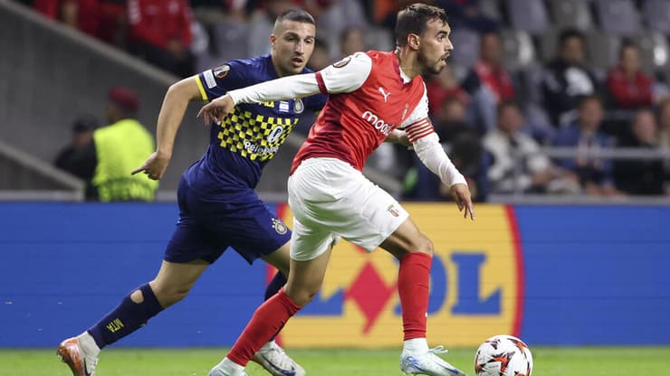 שחקן מכבי ת"א אושר דוידה מול שחקן בראגה ריקרדו הורטה