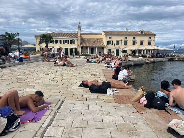 סתלבט ליד המים (צילום: רוני גרין שאולוב) סתלבט ליד המים