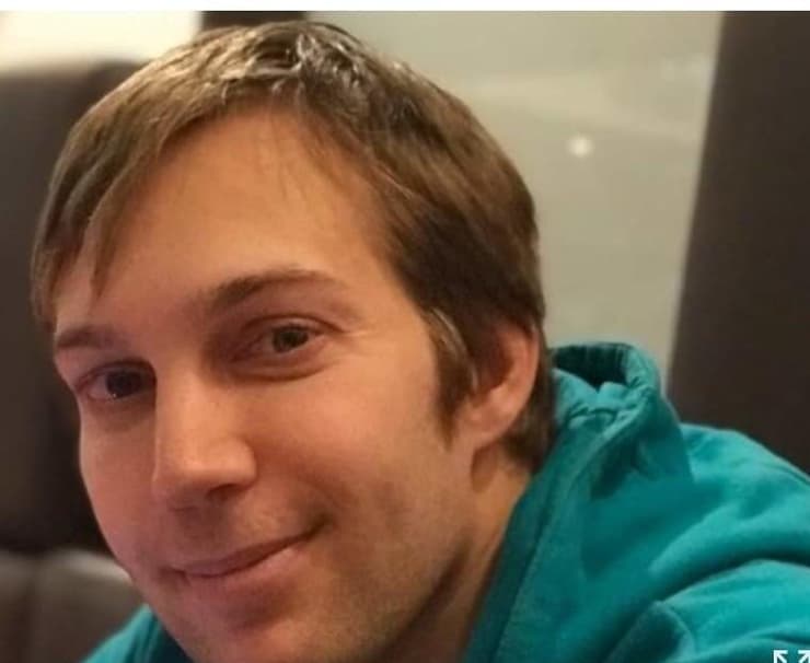 דור נעים סרפוס. הפר את תנאי המעצר דוד נעים סרפוס נאשם כי איים על עינב צנגאוקר, אמא של החטוף מתן ובפגיעה שלא כדין בה ובכל תומכי המחאה בקלפן