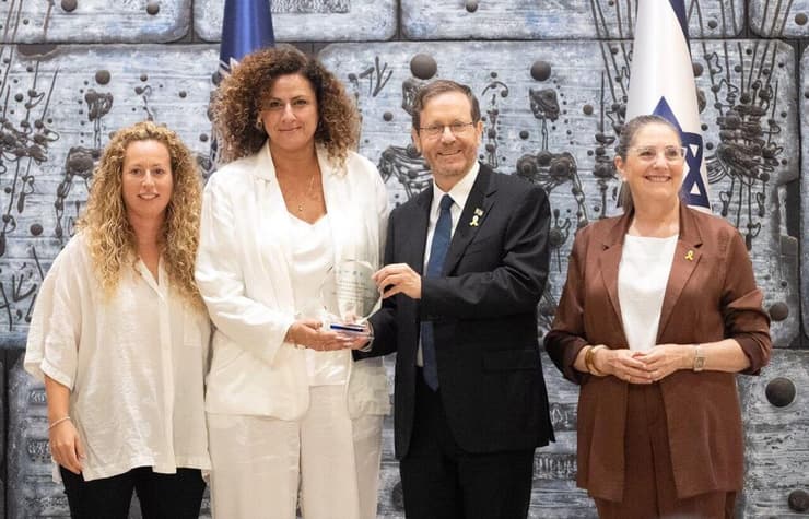 טקס אות הנשיא יו"ר הפועל לב ירושלים, נטע אבוגוב, מקבלת את הפרס מידי הנשיא