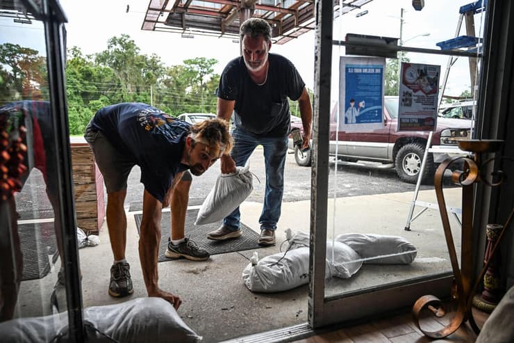 צילום: CHANDAN KHANNA / AFP ביצור חנויות לקראת הגעת ה סופה הוריקן הלין קרופודוויל פלורידה ארה"ב