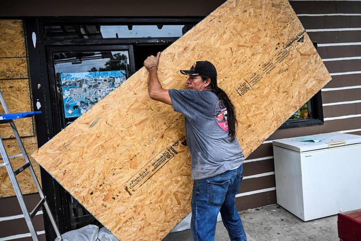 מבצרים חנויות בקרופודוויל, פלורידה. "אני ממש לא צריך את זה עכשיו" (צילום: CHANDAN KHANNA / AFP) ביצור חנויות לקראת הגעת ה סופה הוריקן הלין קרופודוויל פלורידה ארה"ב