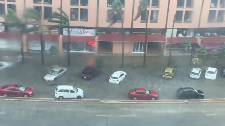 צילום: Michelle Koleychik/via REUTERS נזקי ה סופה הוריקן הלין ב קנקון מקסיקו 25 בספטמבר