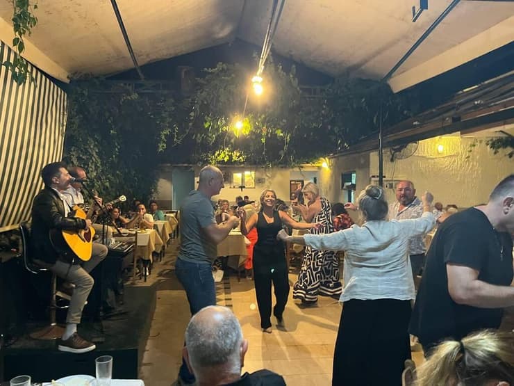 שמח בטברנה (צילום: רוני גרין שאולוב) שמח בטברנה