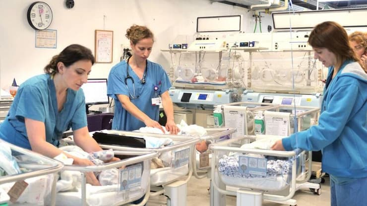 תוך פחות מ-5 ימים: 50 תינוקות נולדו במתחם התת-קרקעי ברמב"ם. התינוקייה מתחת לקרקע ברמב"ם (צילום: הקריה הרפואית רמב"ם) יחידת הילודים (התינוקייה) בבית החולים התת קרקעי ברמב"ם