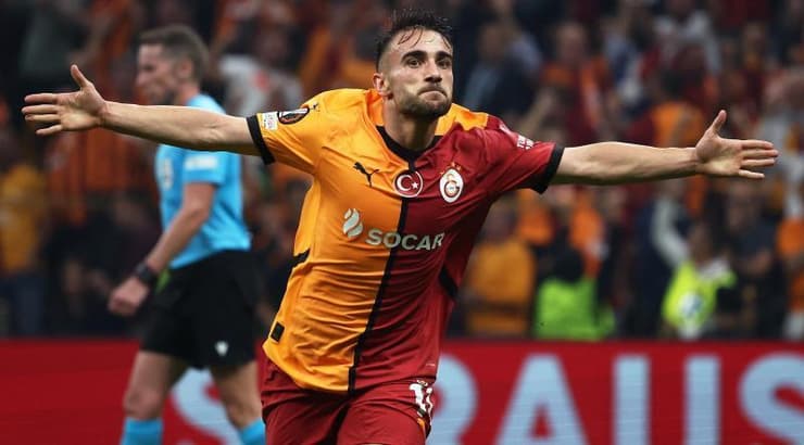 יונוס אקגון חוגג