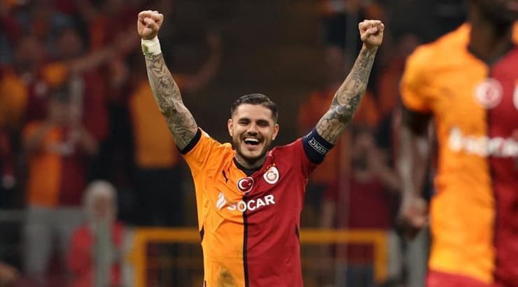 מאורו איקרדי חוגג