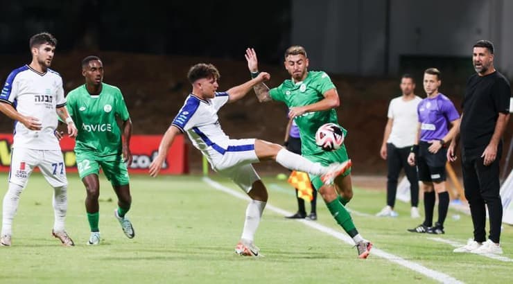 גולן בני מנסה להשתלט על הכדור