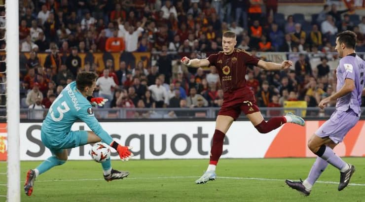 דובביק נוגח לרשת (רויטרס) דובביק נוגח לרשת