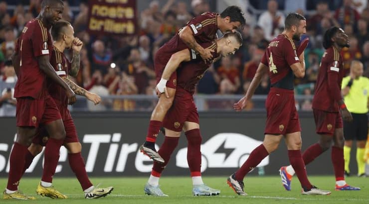 שחקני רומא חוגגים עם דובביק (רויטרס) שחקני רומא חוגגים עם דובביק