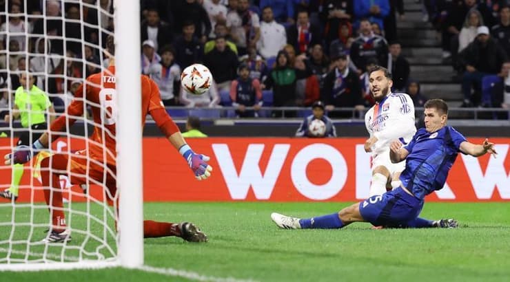 ריאן שרקי כובש (רויטרס) ריאן שרקי כובש