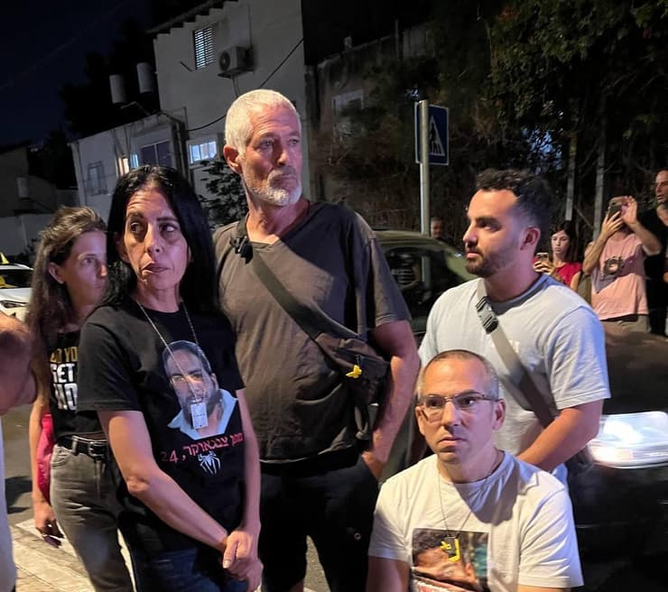 מחאה של משפחות החטופים בקריאה לעסקה והשבת החטופים מחוץ לאירוע הרמת הכוסית לראש השנה של הליכוד