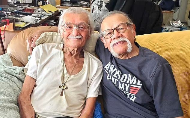 לואיס אלבינו ש נחטף בגיל 6 כאן בצד ימין - משמאל אחיו רוג'ר