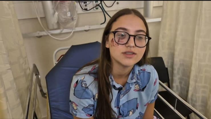 לינוי אמזלג תושבת קריית ביאליק שנפצעה לאחר שרקטה שנורתה מלבנון פגעה בביתה