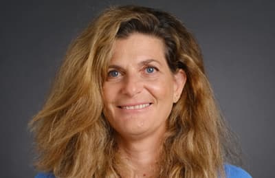 פרופ' תמר תדמור: "כשהמחלה מתחילה לפגוע בפעילות היומיומית - זו סיבה מוצדקת להתחיל טיפול" (אתר המרכז הרפואי בני ציון) לחיצת יד בין רופא לחולה