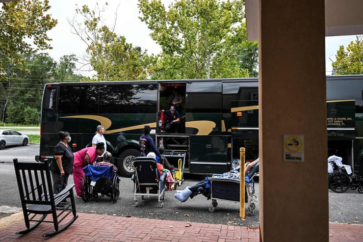 פינוי מטופלים סיעודיים לקראת הגעת הסופה, בקרופודוויל (צילום: CHANDAN KHANNA / AFP) פינוי מטופלים סיעודיים לקראת הגעת ה סופה הוריקן הלין קרופודוויל פלורידה ארה"ב