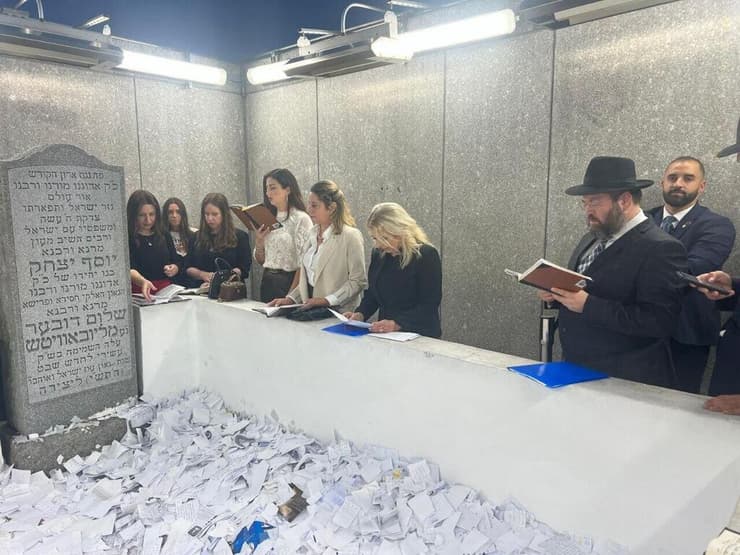 תפילה להחזרת החטופים ולשלום חיילי צה"ל. שרה נתניהו ובני משפחות חטופים