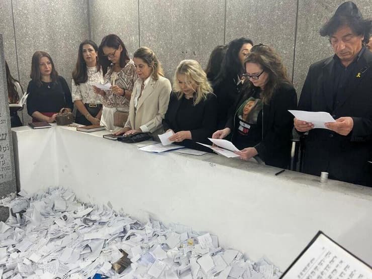 שרה נתניהו ובני משפחות חטופים ליד קבר הרבי מלובביץ' 