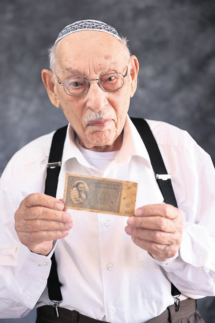 גולדנברגר עם שטר כסף שחילקו הנאצים בטרזינשטט, כדי להציג לצלב האדום מצג שווא של בית הבראה