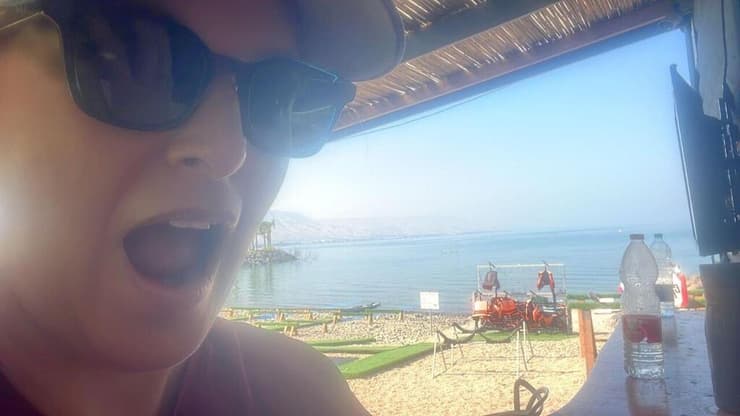 "בומים מחרישי אוזניים". מיה מיה