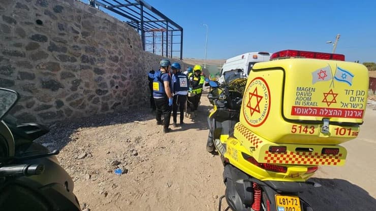 הזירה בכפר חיטים (צילום: דוברות מד"א) גבר כבן 25 במצב בינוני, בהכרה עם פציעה משמעותית מרסיסי חלקי יירוט