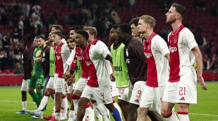 שחקני אייאקס מודים לקהל (רויטרס) שחקני אייאקס מודים לקהל