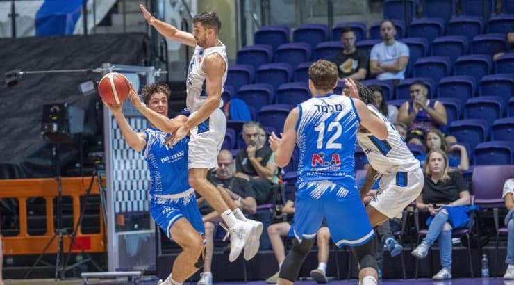 אדם אריאל מנסה למסור (רועי כפיר) אדם אריאל מנסה למסור