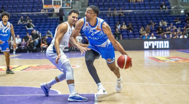 אמין סטיבנס בדרך לעוד שתי נקודות (רועי כפיר) אמין סטיבנס בדרך לעוד שתי נקודות