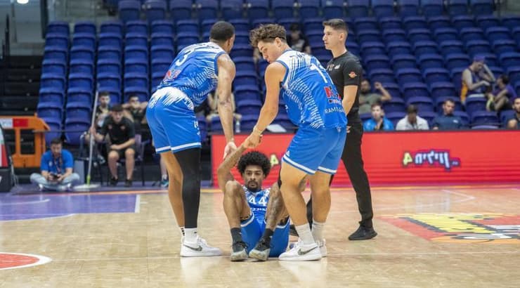 שחקני עירוני רמת גן חוגגים (רועי כפיר) שחקני עירוני רמת גן חוגגים