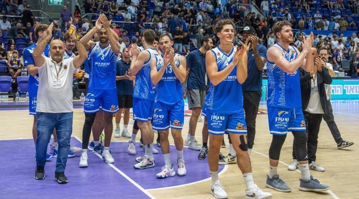 שחקני עירוני רמת גן חוגגים את העלייה לגמר (רועי כפיר) שחקני עירוני רמת גן חוגגים את העלייה לגמר