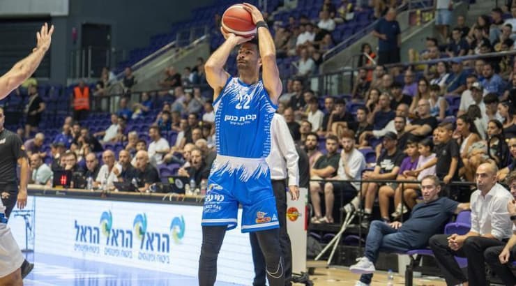 דרו קרופורד זורק שלשה (רועי כפיר) דרו קרופורד זורק שלשה