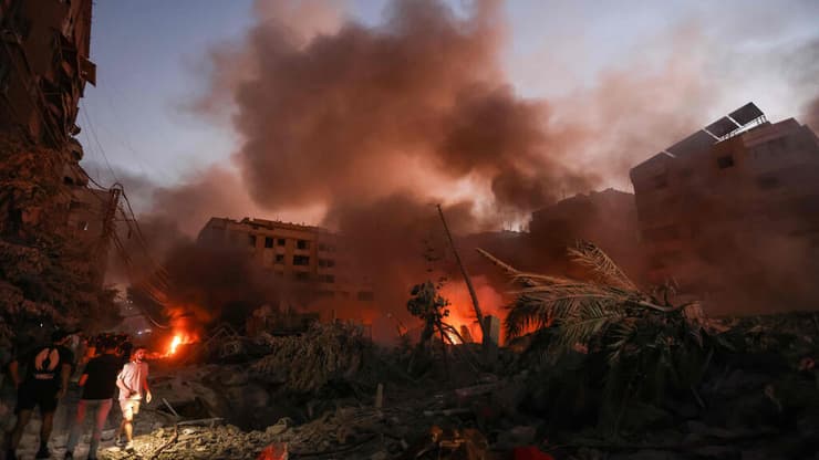 זירת התקיפה בדאחייה ( צילום: Ibrahim AMRO / AFP) הרס בדאחייה